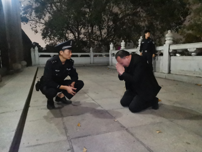 一男子跪在弘源寺大门欲轻生，民警阻止悲剧发生