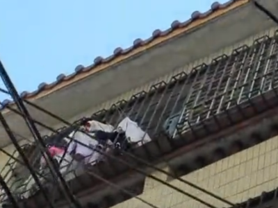 出租房火灾三幼童被困阳台，社区网格员铁锤破门救人