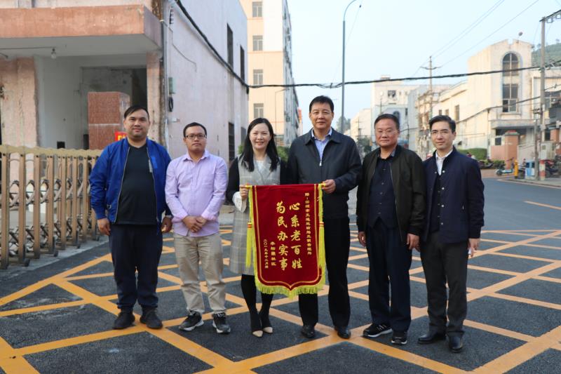 你为民办实事　  我赠旗表谢意
