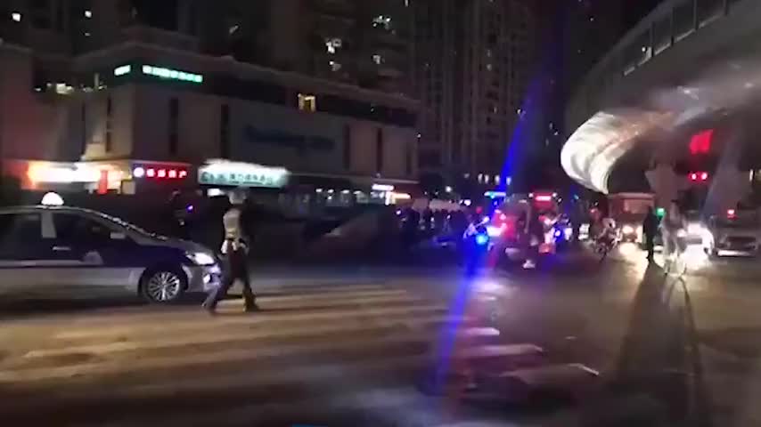 厦门发生塌陷！两辆车跌入，地铁站进水...事发视频曝光