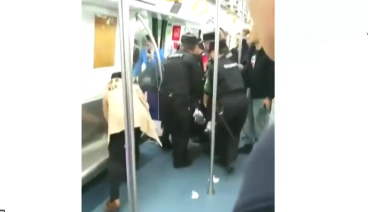 深圳一女子地铁内突然晕倒，站务员与乘客紧急施救