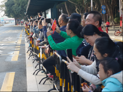 点燃赛道的不只是跑者！沙头街道啦啦队为马拉松参赛运动员助阵喝彩