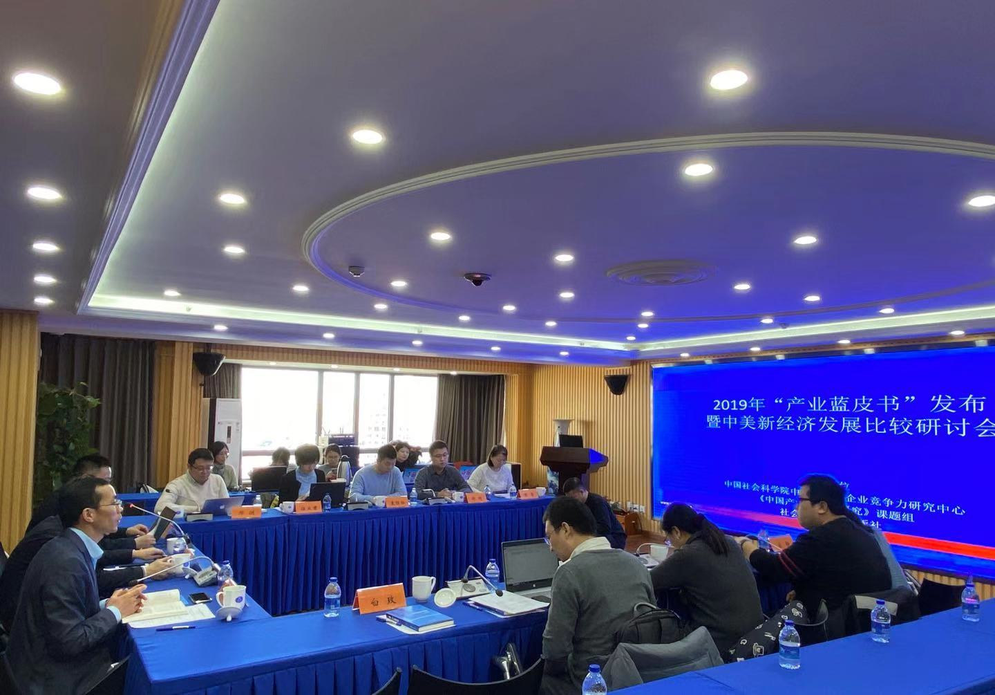 新能源汽车产业中国车企赢在“全”，美国车企赢在“精”