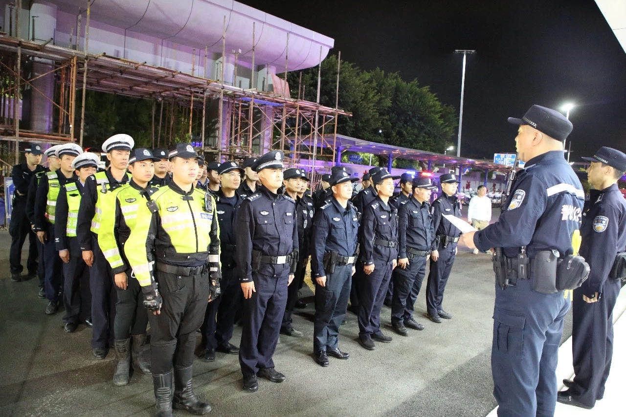 大鹏百警出击开展辖区清查整治行动