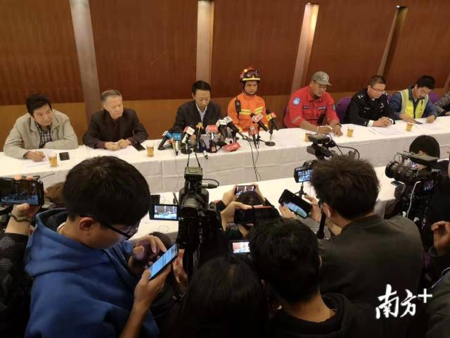 广州地陷抢险发布会还原救援现场：二次坍塌3人瞬间被流沙吞没