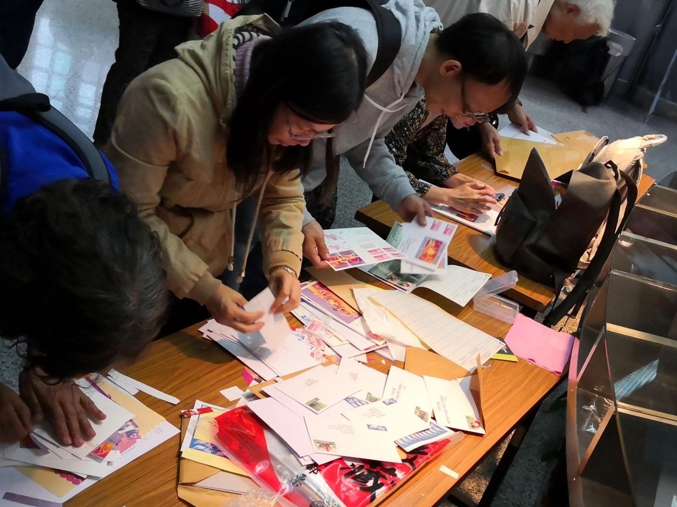 “澳门回归祖国二十周年”新邮品发行 澳门市民排队争购纪念邮册