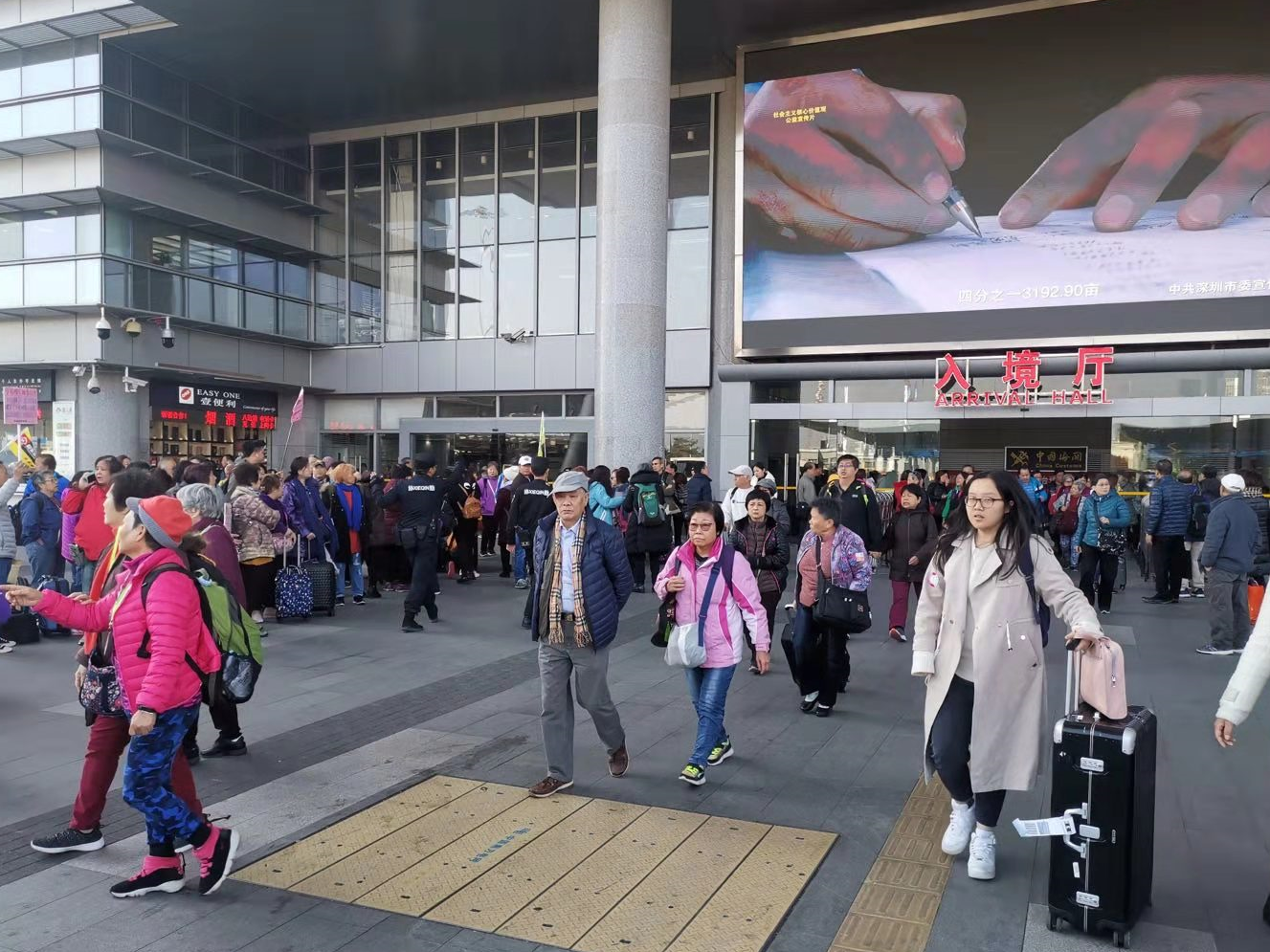 周末“内地游”受热捧，深圳湾口岸接连迎来入境客流高峰