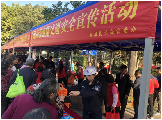 请你戴头盔！航城街道开展交通安全知识活动进社区