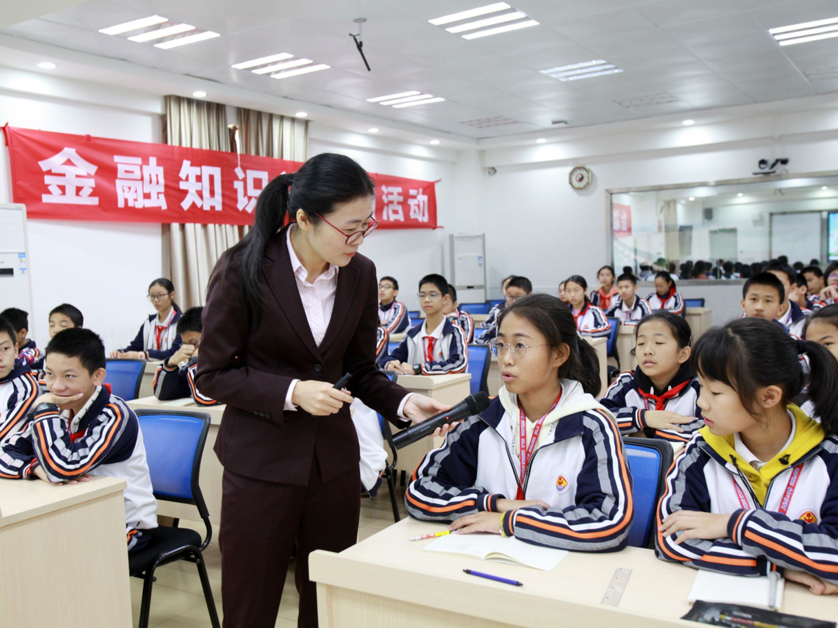 东莞第二个金融读书角在石龙三中启用