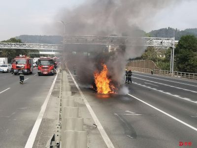 高速路轿车追尾起火 消防员扑灭火势现场无人员伤亡