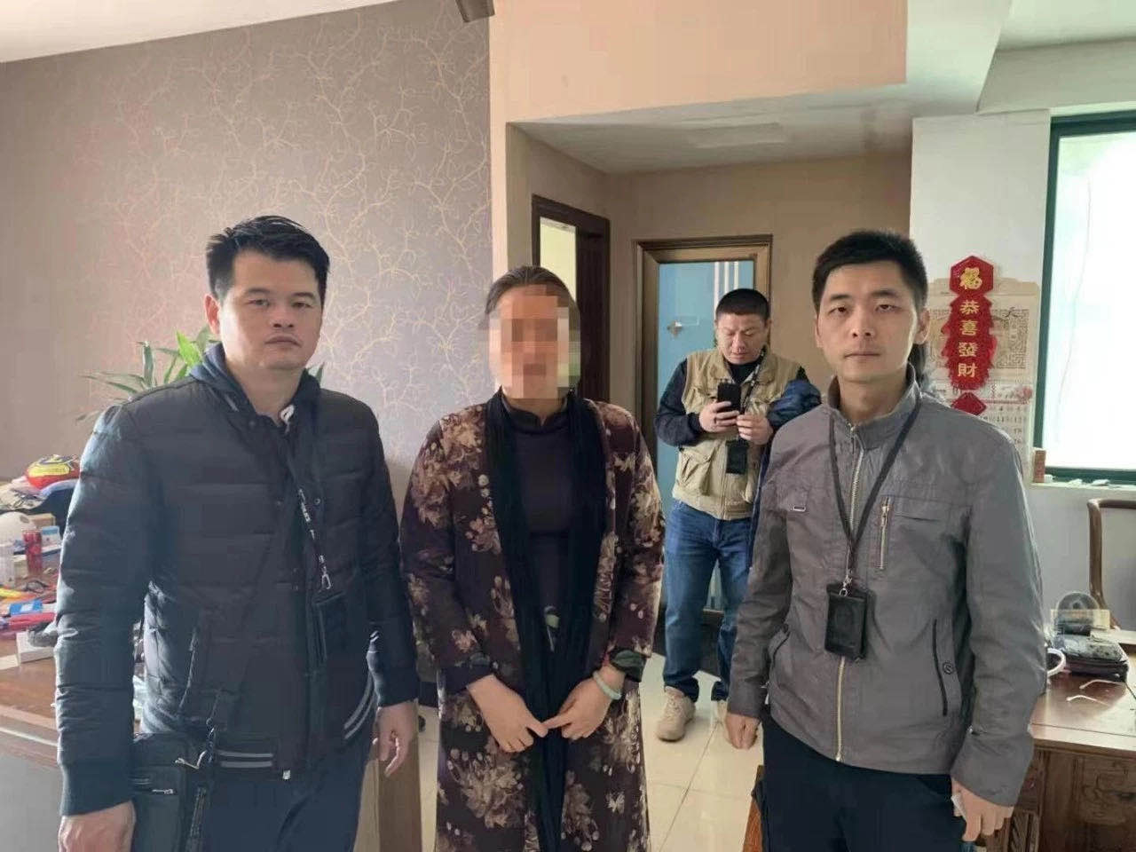 伪造文件骗取200万，更名换姓潜逃六年终被捕