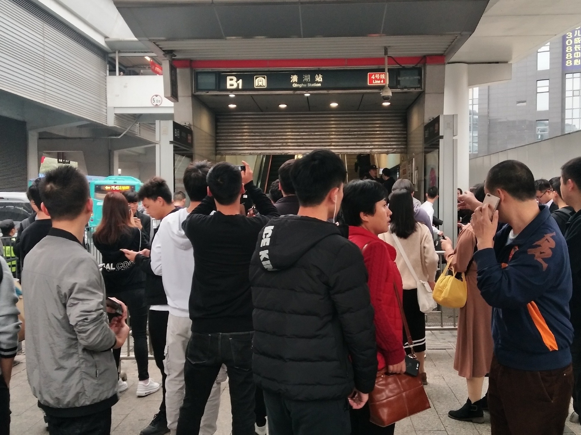 地铁4号线今早突发故障，网友吐槽2019全年全勤奖没了！