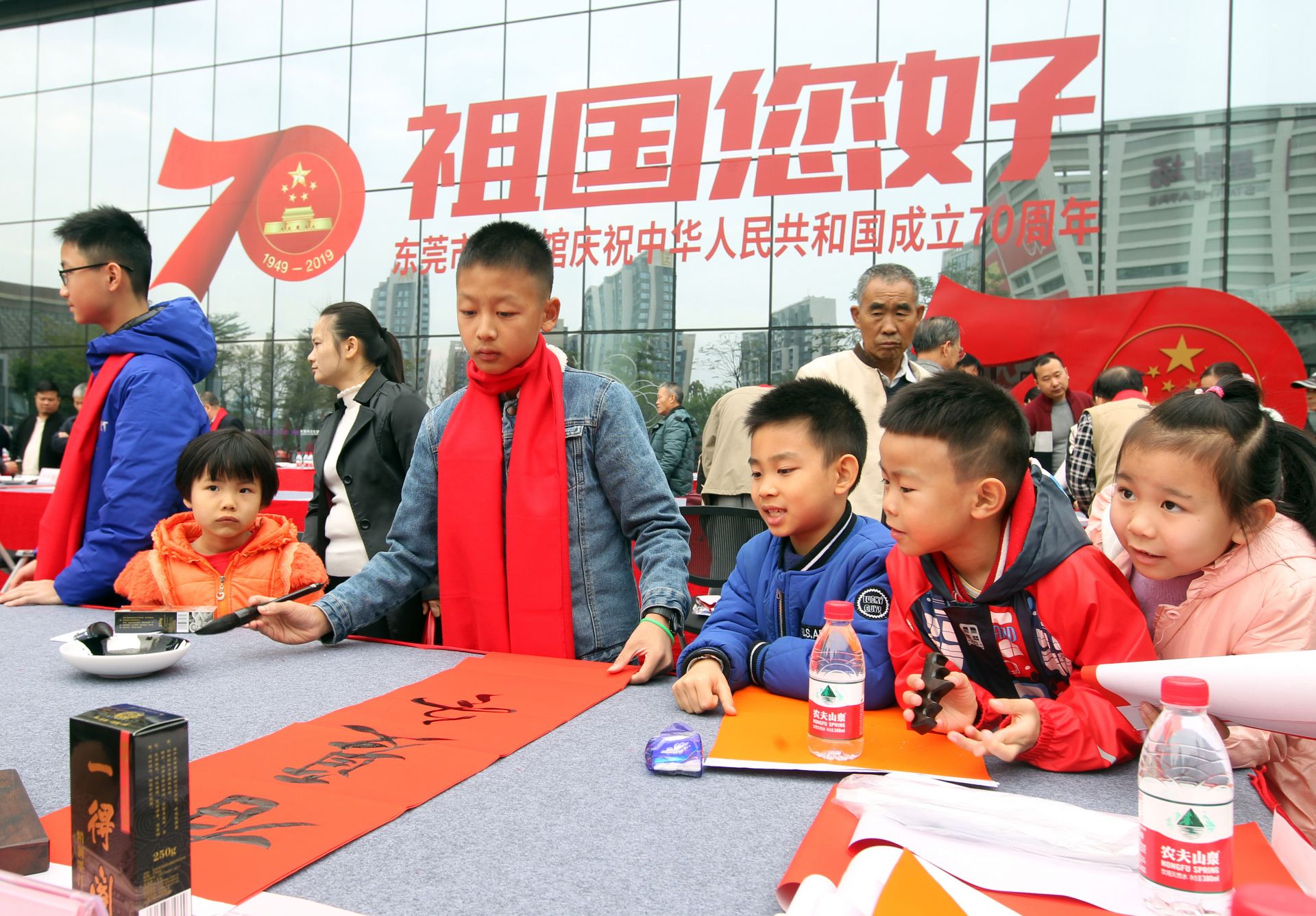 东莞举行文化馆日，为市民免费写春联、赠春联、送祝福