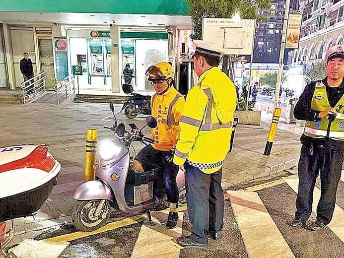 开启“夜间整治”模式，光明交警严查夜间酒驾电单车行为