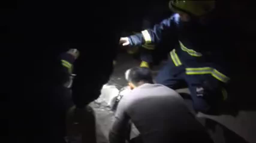 寒冬深夜，14岁男孩4次倒挂深井救3岁女童……真帅！