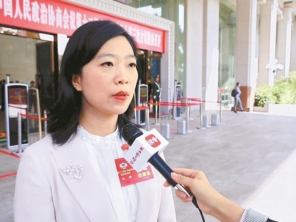 在深省政协委员汪洪：走上“委员通道”为反家暴鼓与呼