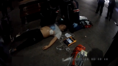一旅客在深圳北站突发心脏病昏迷不醒，执勤武警现场急救挽回旅客生命