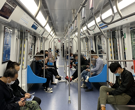 深圳市民自觉戴口罩出行，公共场所人数明显减少
