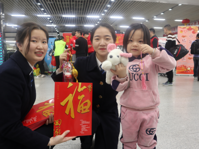 带上春联福包回家，深圳火车站开展为旅客送福活动