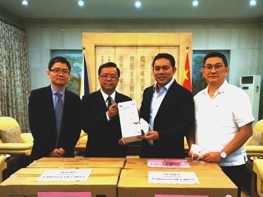 中国万枚口罩援菲火山重灾区，灾民高呼“CHINA”致谢