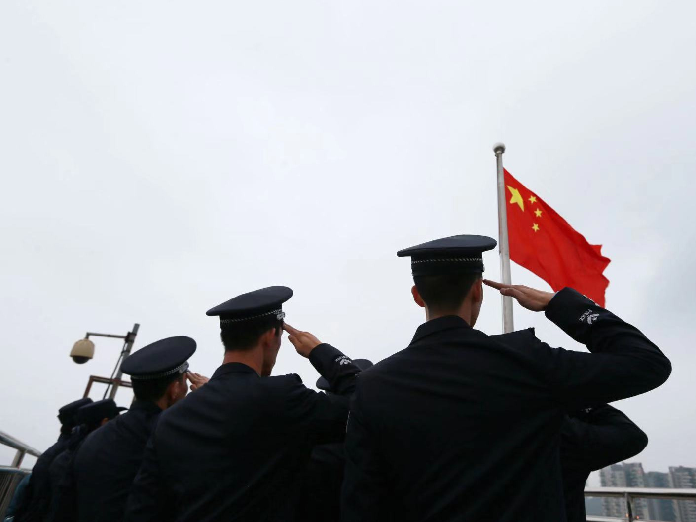 深圳湾畔五星红旗迎风飘扬 边检民警高唱国歌喜迎新年  