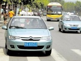 武汉安排六千出租车为居民提供上门送菜、药、餐服务