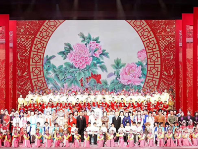 新年戏曲晚会在京举行 习近平等出席观看