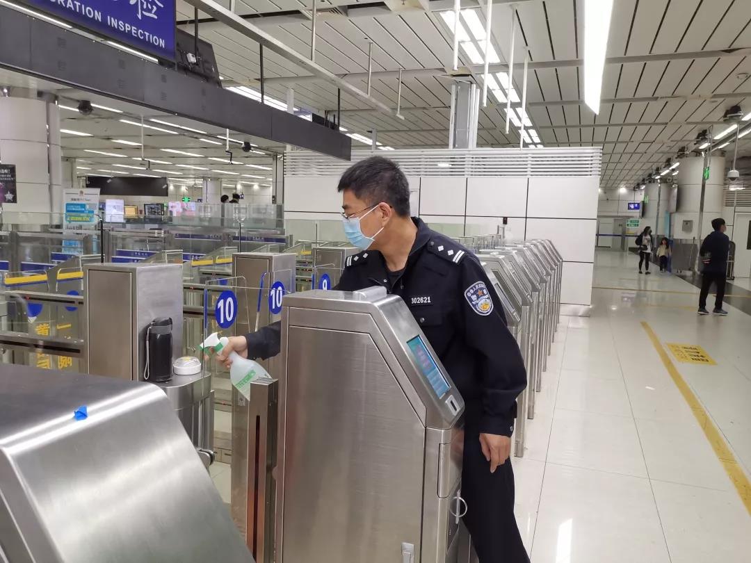 及时更换指纹按压辅助工具 深圳湾边检站打响国门战“疫”  