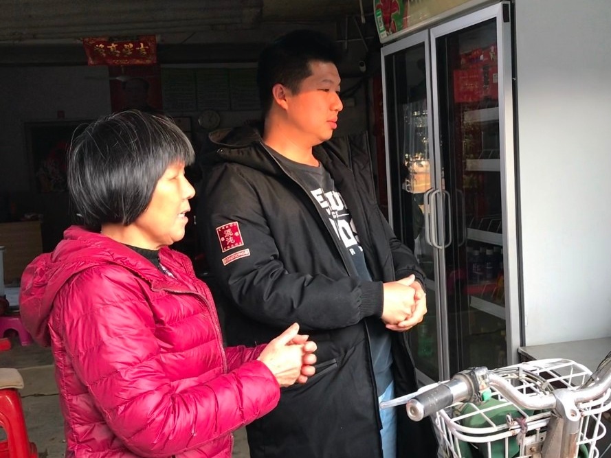 新闻特写 | 一箱泡面一壶热水背后的暖心抗疫故事