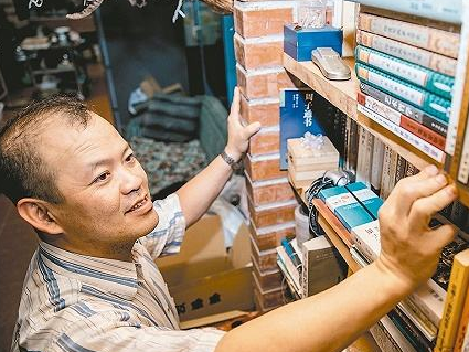 无尽的乌暗暝，他带我看见胶林 