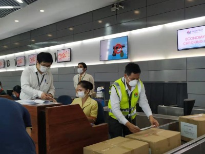 柬埔寨航空向深圳机场捐赠一万余只医用外科口罩