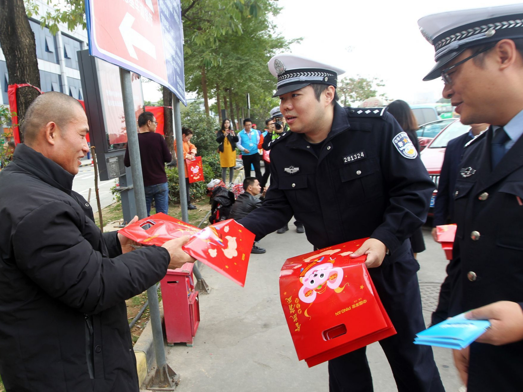 春运首日 东莞交警带来暖心服务  