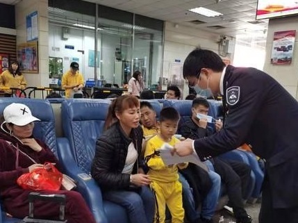 做好防护很重要！龙岗这家爱心企业长途客运站为旅客派送口罩