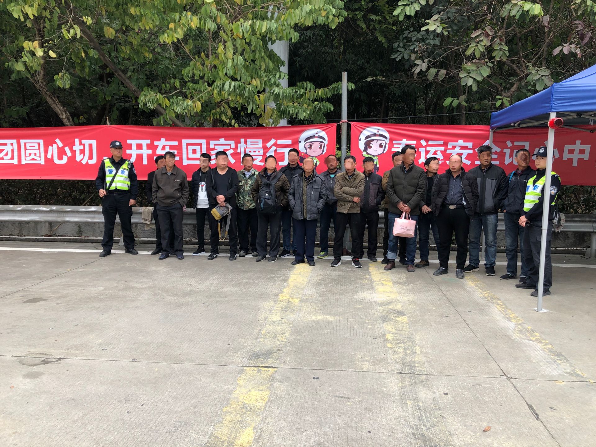 小车核载7人竟塞进17人！安全比急切回家的心更重要
