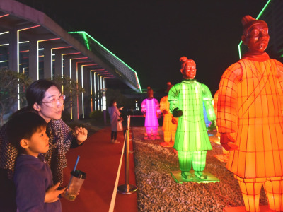 兵马俑灯展在东莞开幕 与市民同迎新年