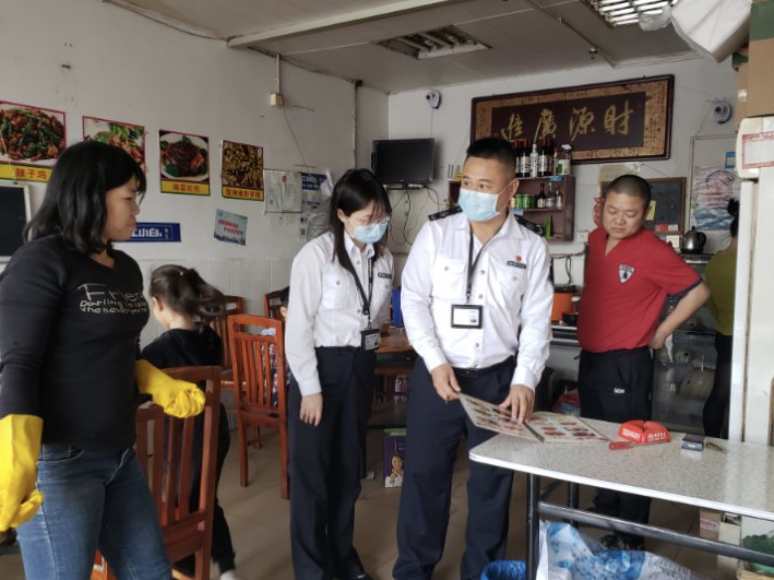 新春佳节，市场监管人员奋战在疫情防控一线，保障市民健康安全