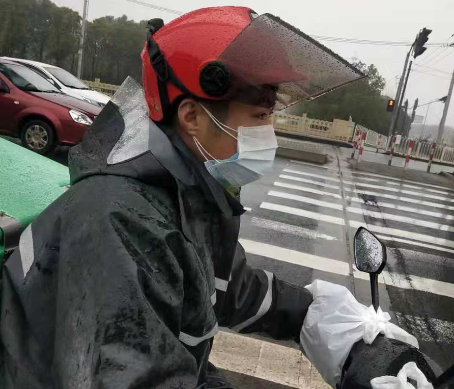 外卖小哥全戴上了口罩 电商平台出台应急措施确保产品安全