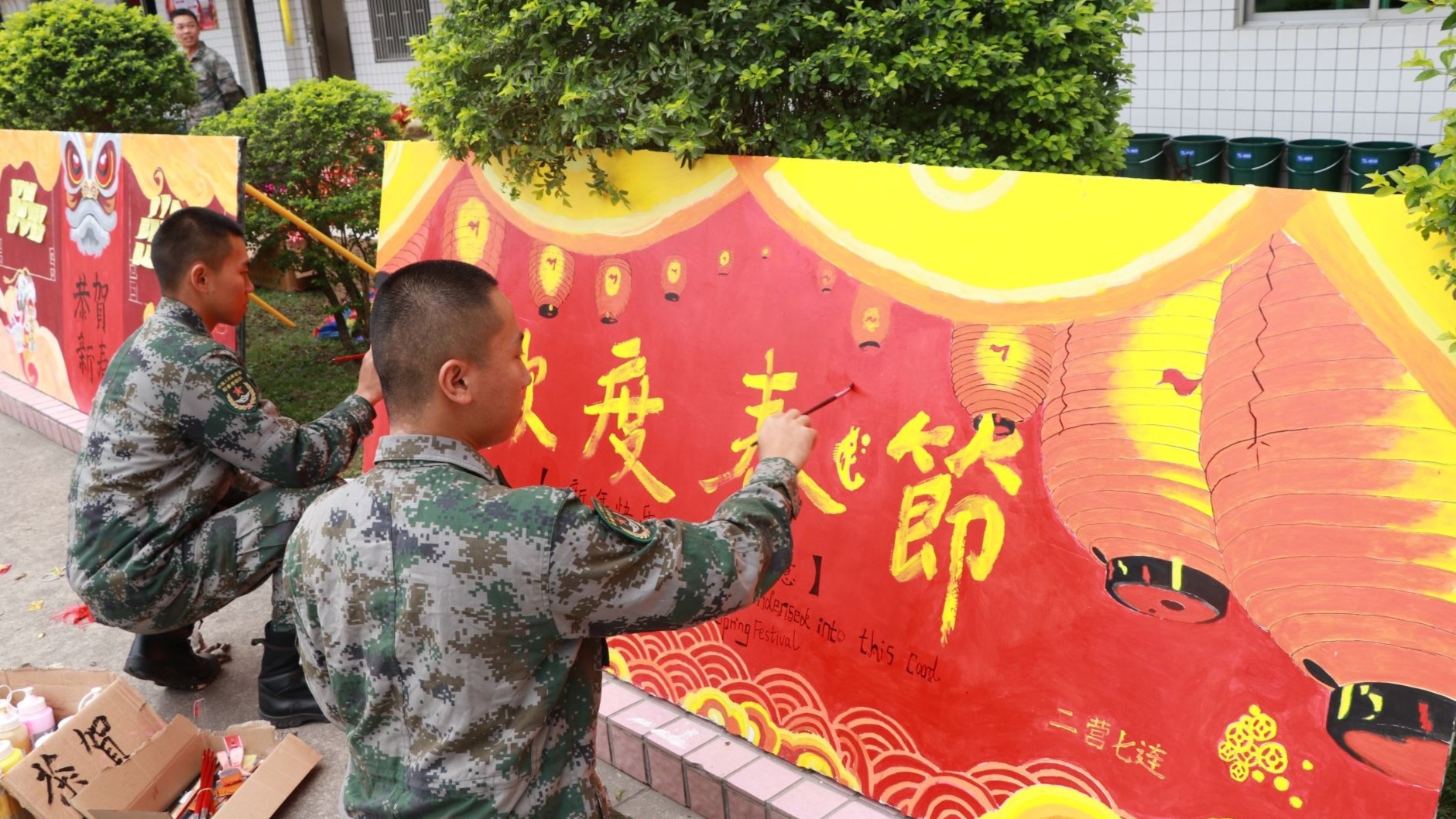 能武又能文！驻港部队官兵手绘迎春板报值得收藏