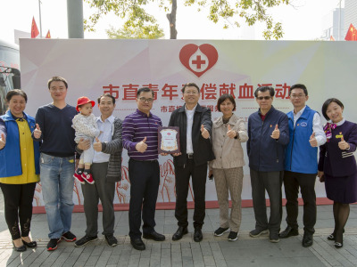 深圳市直机关250多名志愿者搭建“集市”服务市民