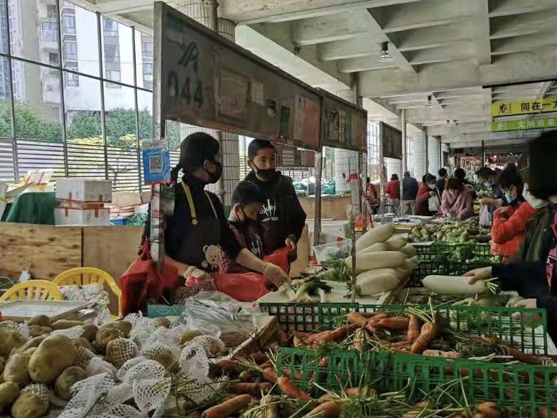 福田全力保障蔬菜等生鲜品的市场供应，各商超将每天动态跟踪供应量
