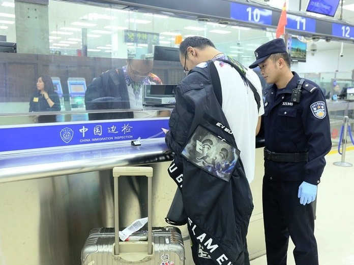 家的温暖：皇岗边检民警用责任担当护航旅客平安回家路