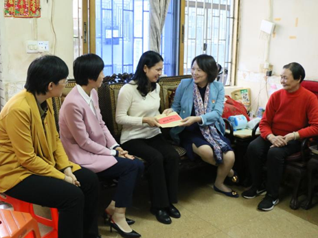 市妇联相关负责人率队到光明区走访慰问困难家庭