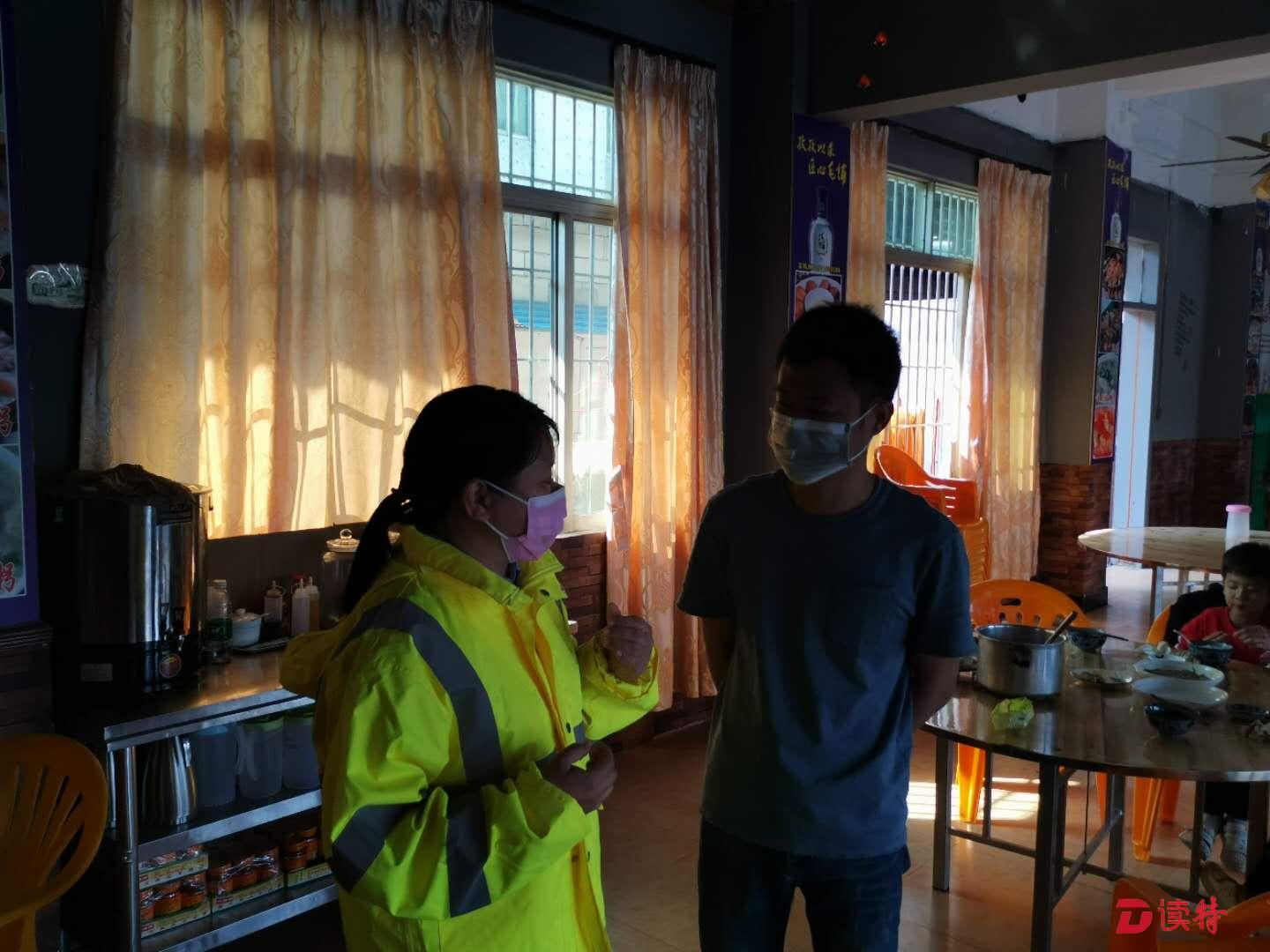 公明街道网格员 当好“服务员”助力复工经营