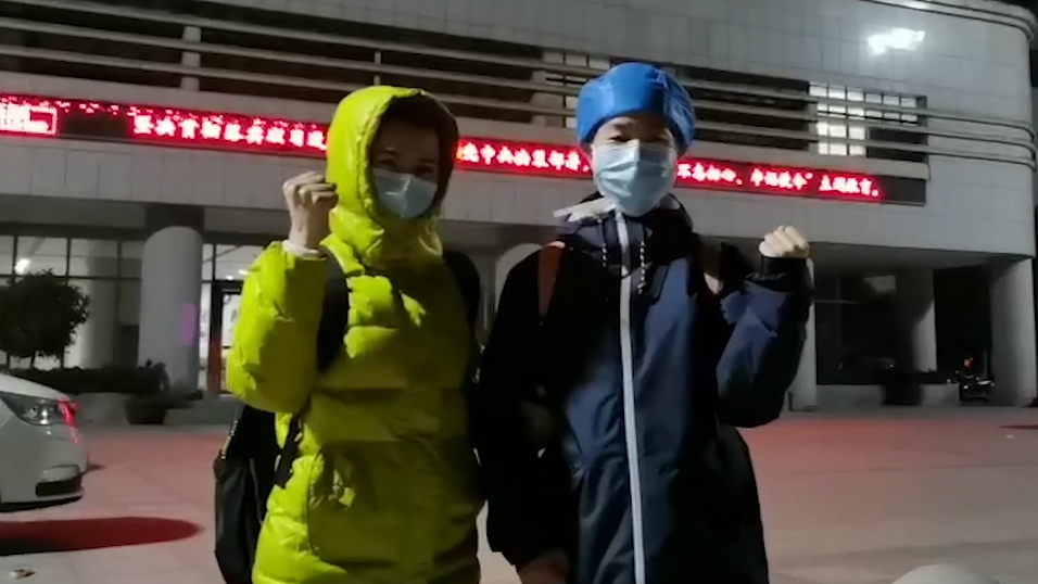 直击首次凌晨一点交接班｜上班护士：有小紧张 下班护士：见到病人就不紧张了