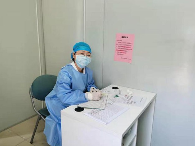 龙岗区二院内二科护士长曾萍：面对疫情，她冲在最前面