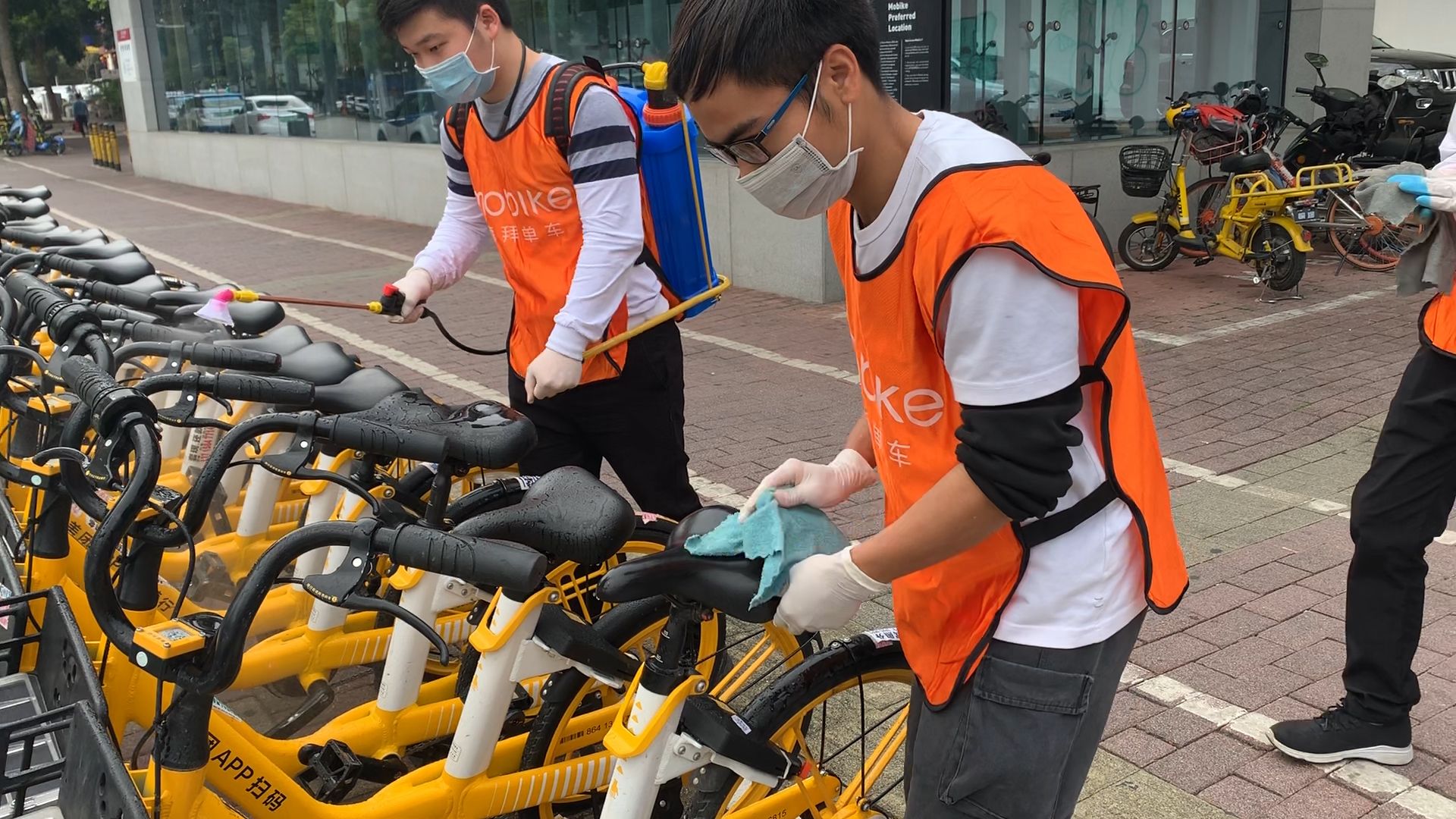 直击美团单车“无差别消毒”现场，保障复工市民安心绿色出行