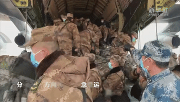 空军8架飞机紧急空运军队支援湖北医疗队抵达武汉