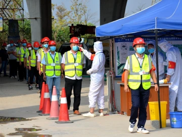 外环高速沿江高速建设有序复工 工人返深先做核酸检测合格上岗
