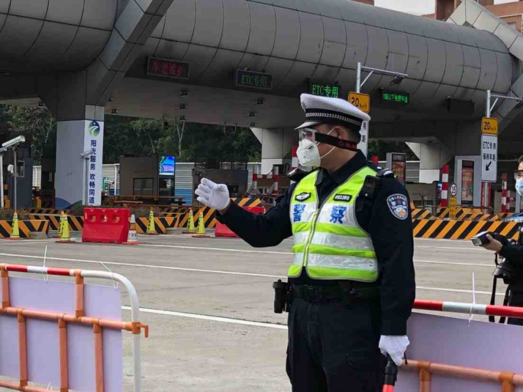 “千年一遇”的日子里，疫情防控阻击战中的“双警”家庭