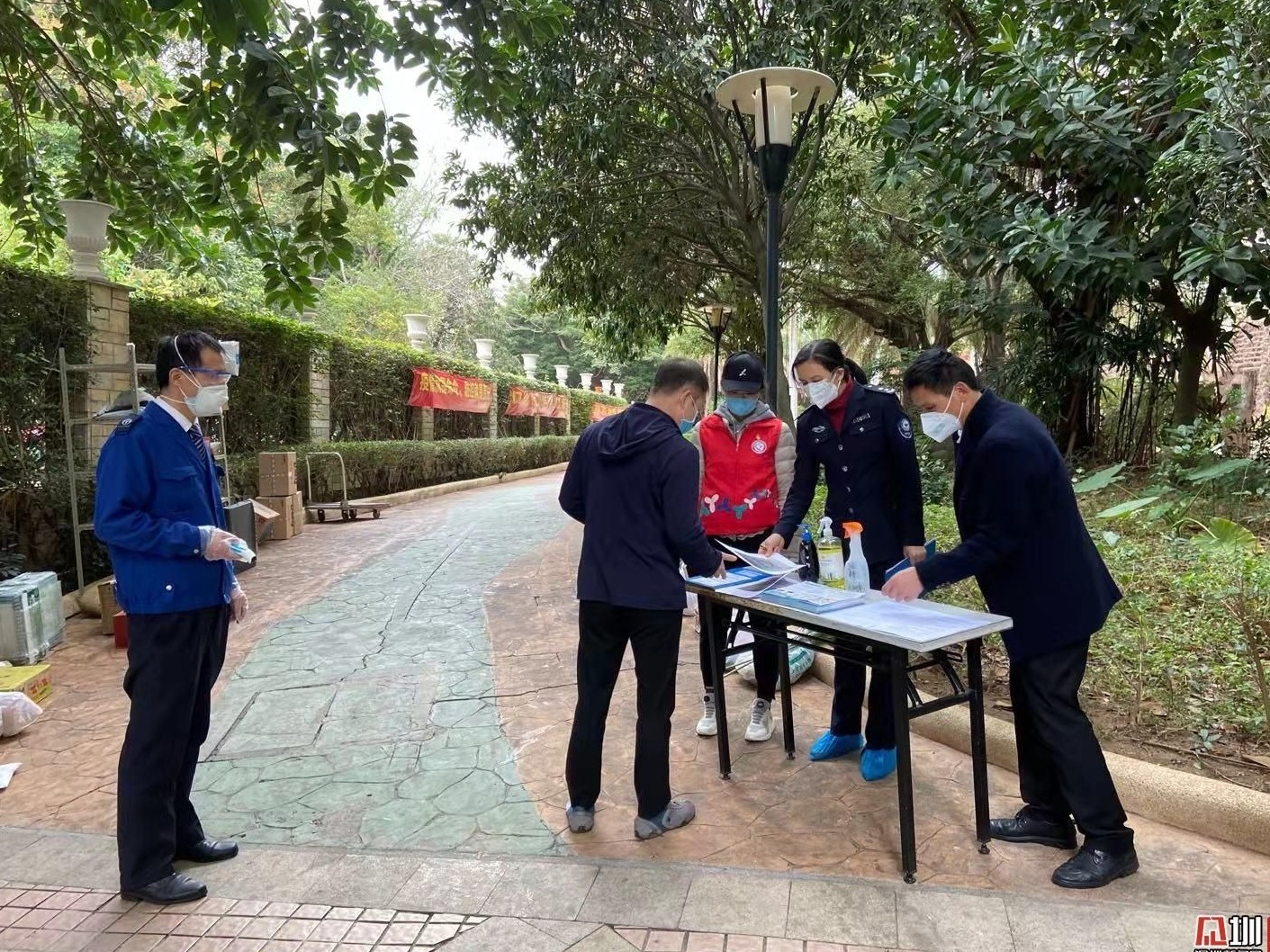 华夏街网格员为居家隔离人员送温暖